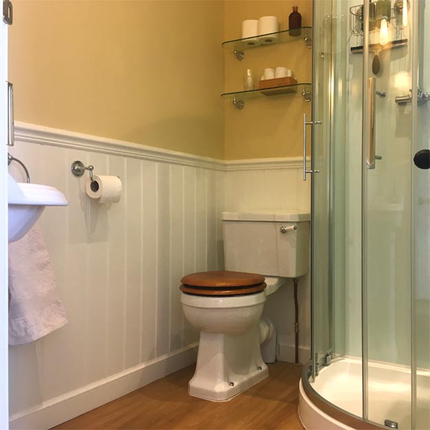 En-suite bathroom at Rutherford House, Yetholm